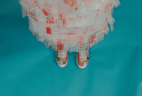 Packaging Eco - person wearing brown-and-white lace-up shoes