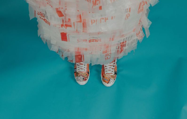 Packaging Eco - person wearing brown-and-white lace-up shoes
